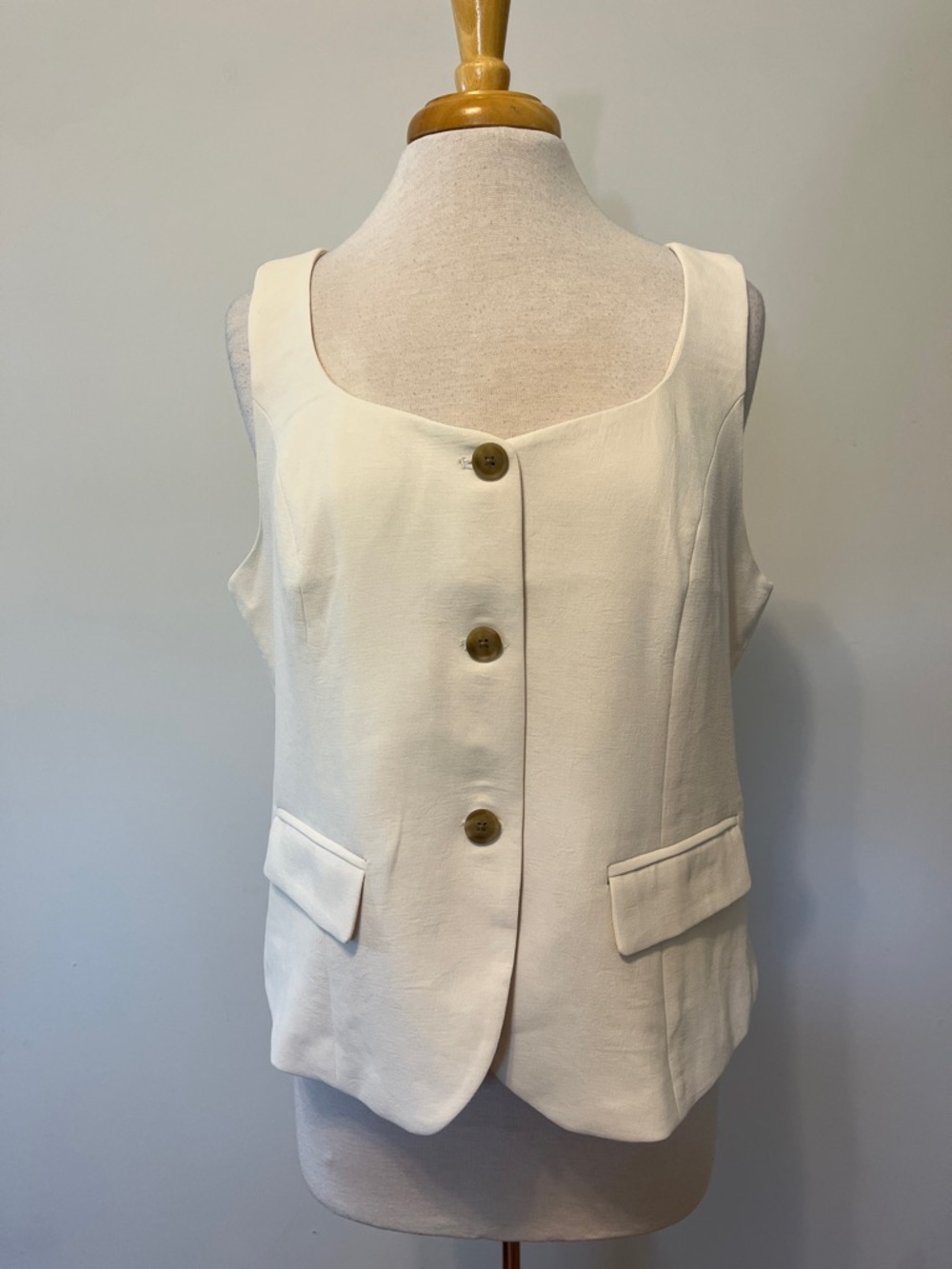 NWT Women's Signature Crepe Scoop Vest - A New Day Cream Size Large - Picture 2 of 10